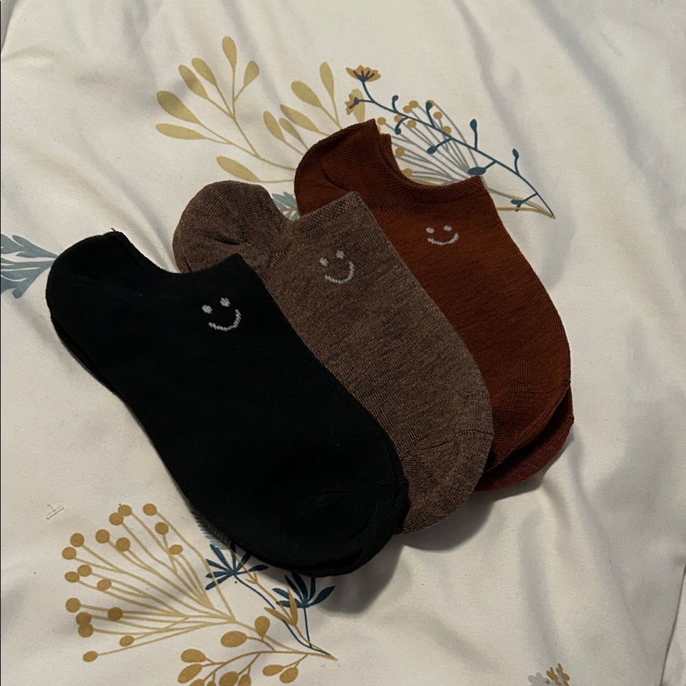 Low-Cut Smiley Anklet Socks 3-Pack — Black, Brown, Rust